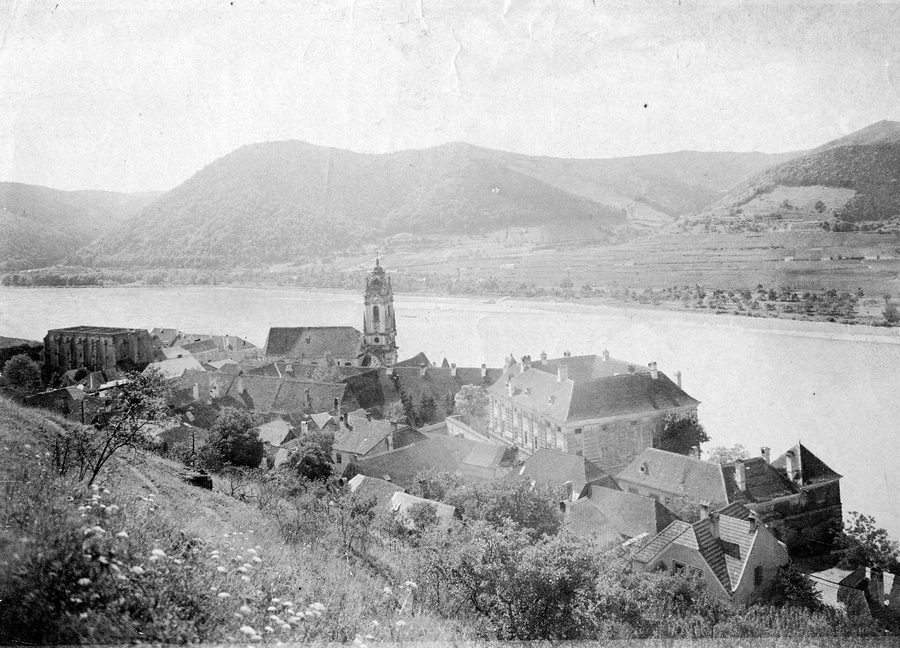 Blick über Dürnstein in der Wachau auf die Donau und die Weinberge am Südufer