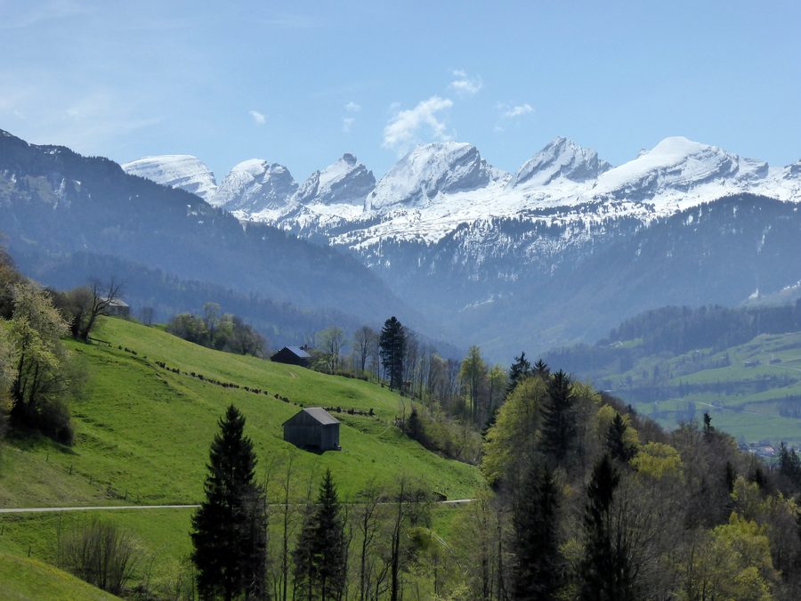 Blick auf die Churfirsten über dem Toggenburg bei Neu St. Johann.
