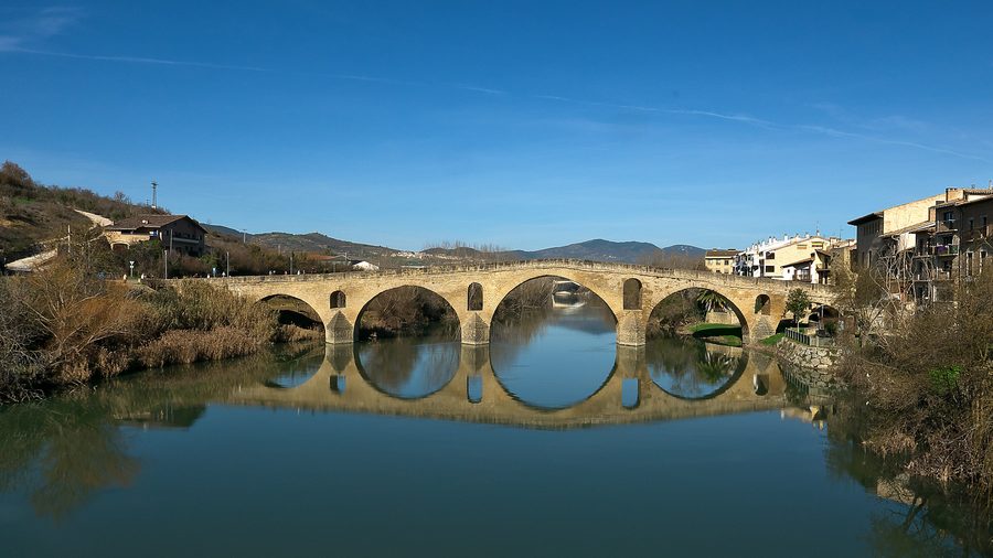 Puente románico de Puente la Reina sobre el río Arga
