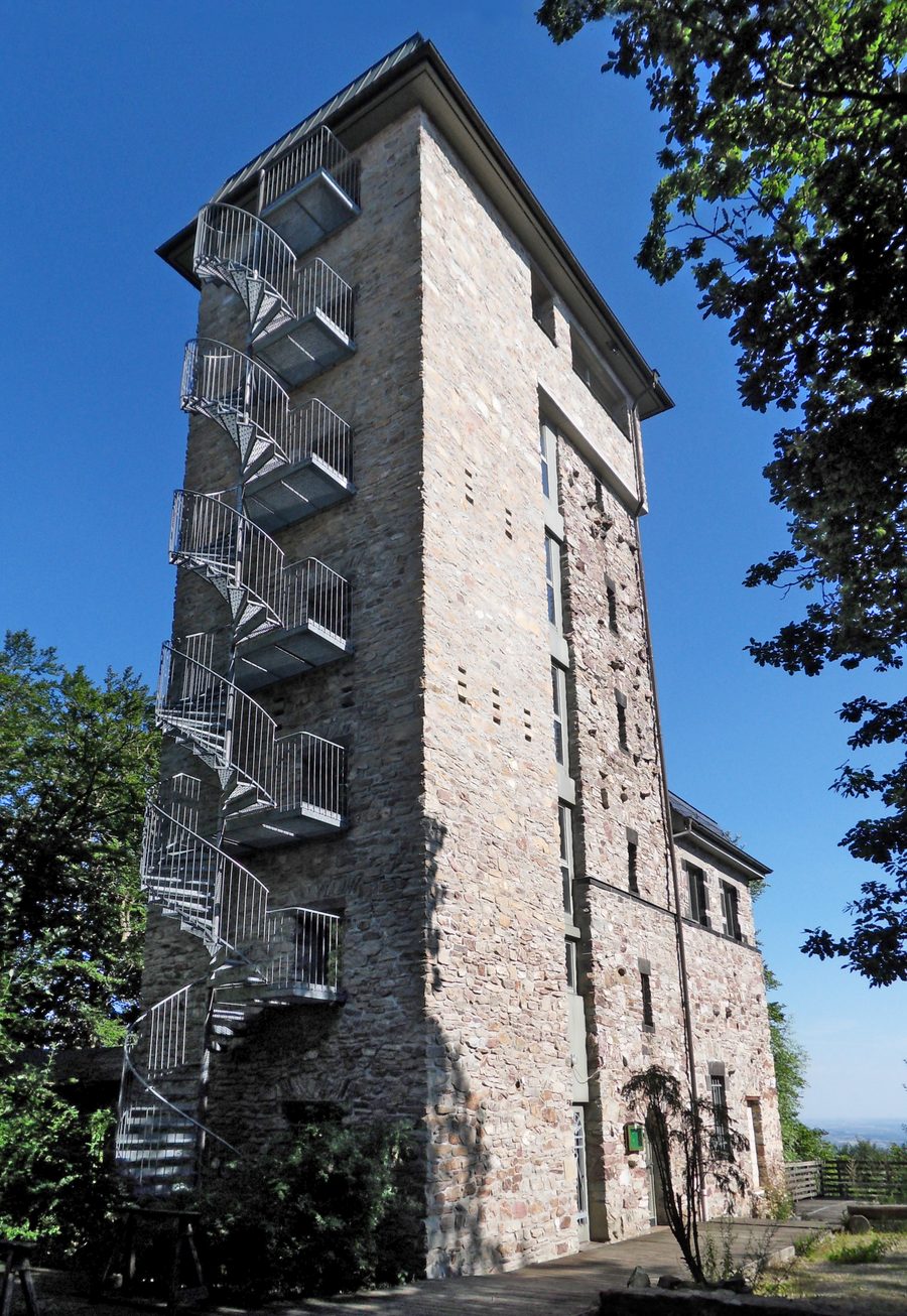 Aussichtsturm auf der Hallgarter Zange im Rheingaugebirge