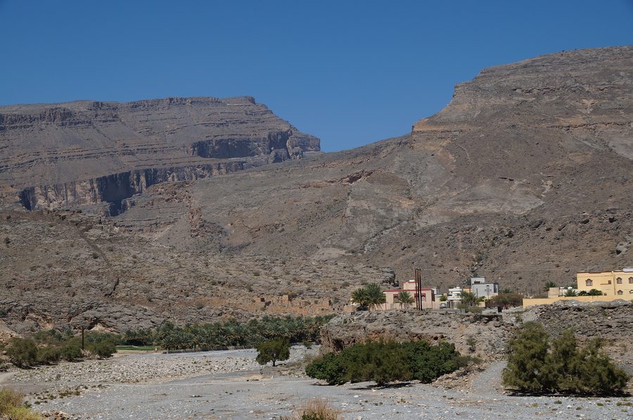 Dorf und Wadi Nakhar im omanischen Hadschar-Gebirge
