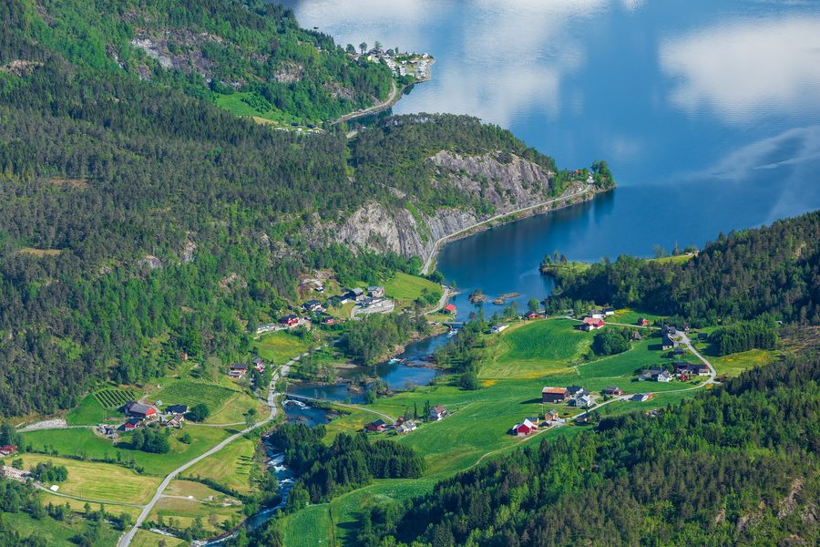 Blick vom Mount Hoven auf Sande und den See Lovatnet bei Loen