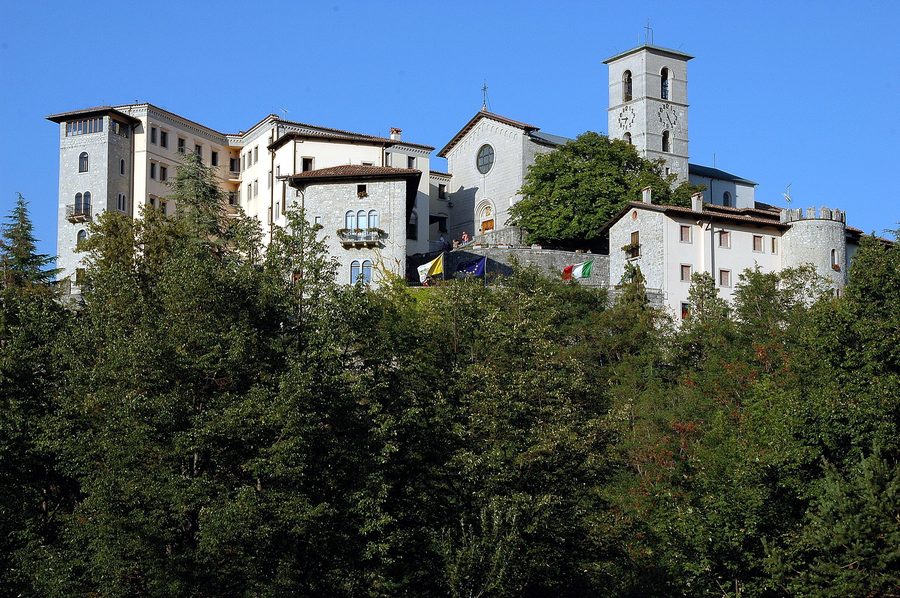 Castelmonte mit Burg und Santuario in der Hügellandschaft von Friaul-Julisch Venetien