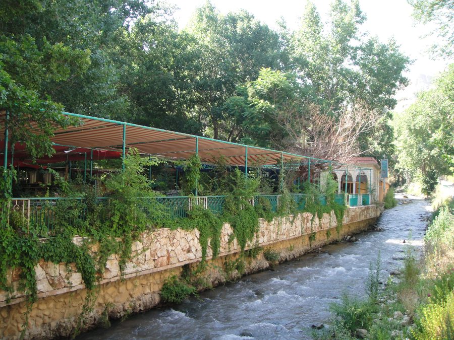 Cafés entlang des Berdawni-Flusses in Zahlé, Libanon