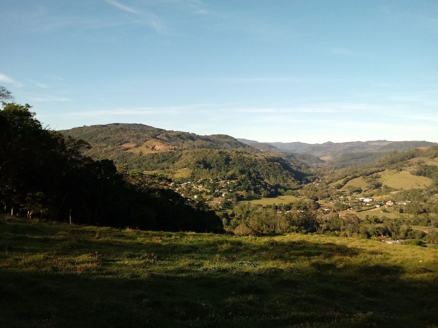 Teilansicht des Distrikts Padilha im Município de Taquara, umgeben von grüner Landschaft und Häusern im Tal