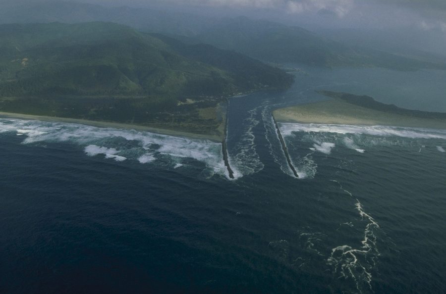 Luftaufnahme der Mündung der Tillamook Bay in den Pazifik im Tillamook County