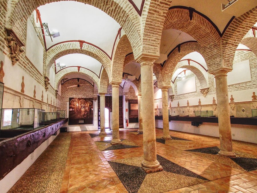 File:Caballerizas palacio Duques de Benamejí.jpg