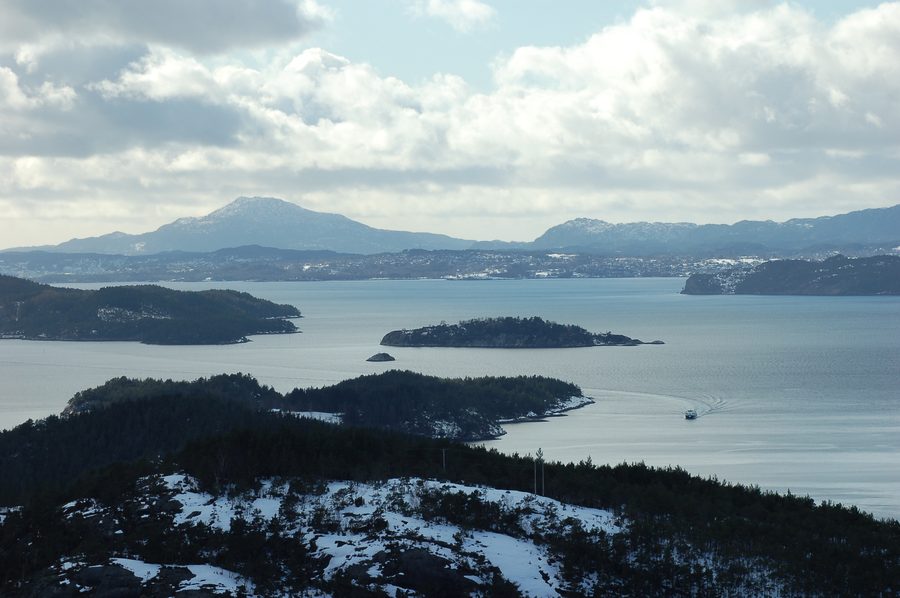 Fjordlandskap i Sunnhordland sett frå Sunde, med Stord i bakgrunnen og delar av Huglo og Halsnøy.