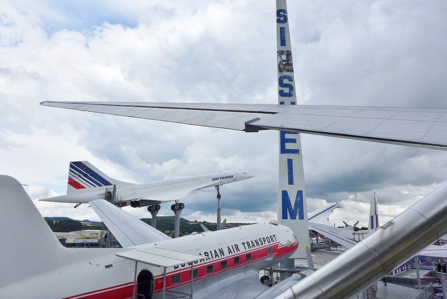Blick auf die Überschallflugzeuge auf dem Dach des Technik Museums Sinsheim.
