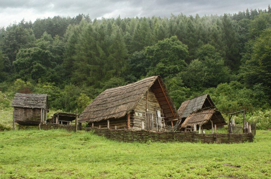 Rekonstruierter keltischer Bauernhof im Freilichtmuseum Havránok nahe Liptovská Anna