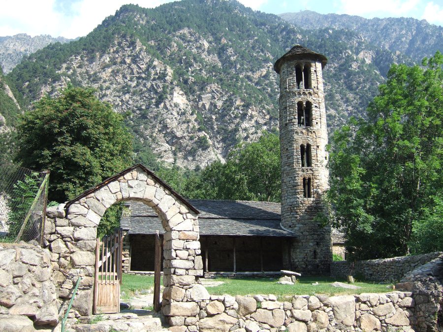 Romanisches Kirchenensemble von Santa Coloma d’Andorra mit Glockenturm