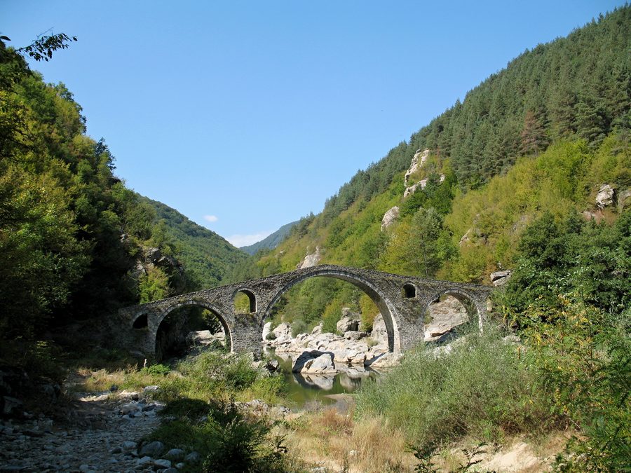 Die Teufelsbrücke über den Fluss Arda nahe Ardino in der Provinz Kardzhali