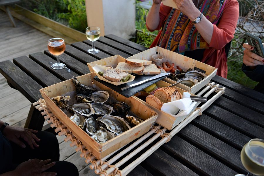Platte mit Meeresfrüchten und Grillon charentais auf der Île de Ré in der Charente-Maritime