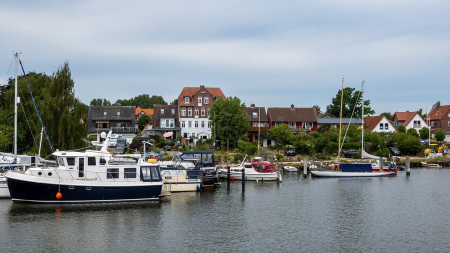 Anleger und Häuserzeile in Arnis an der Schlei