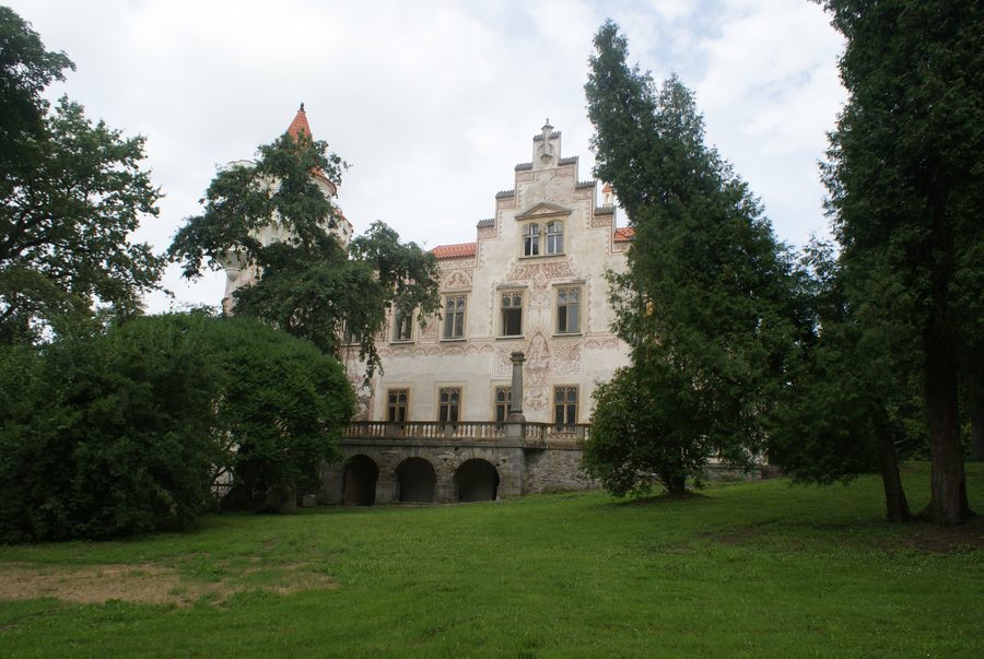 Schloss Žinkovy, vom Park aus gesehen