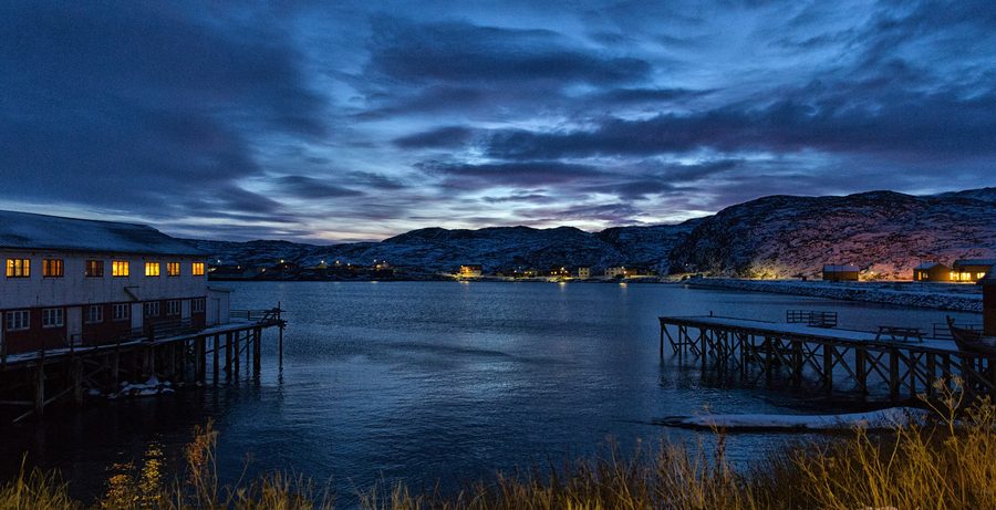 Bugøynes in der Kommune Sør-Varanger bei blauem Sonnenuntergang