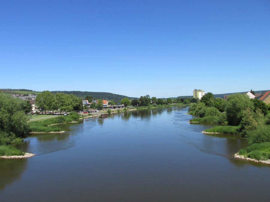 Blick von der Brücke zwischen Beverungen und Lauenförde auf die Weser flussabwärts