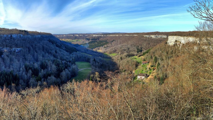 Blick auf die Reculée de Norvaux bei Amancey im französischen Département Doubs