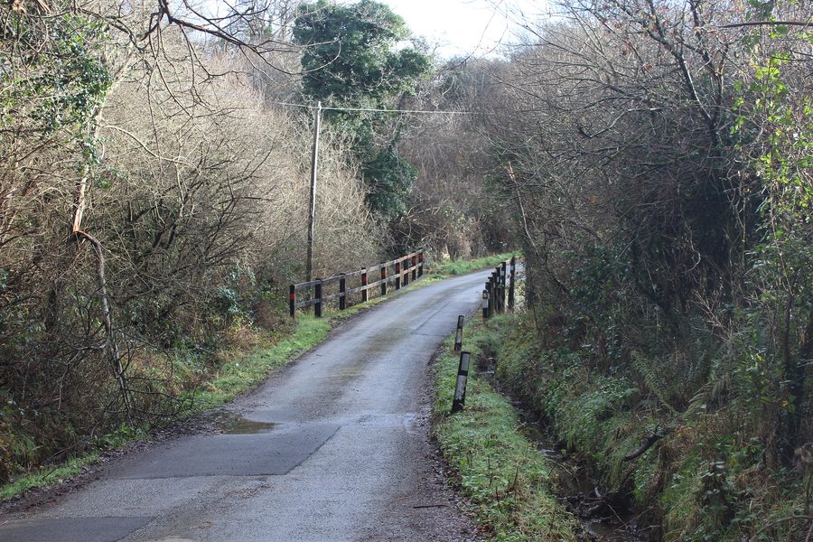 Kleine Landstraße nach Rosemarket in Pembrokeshire