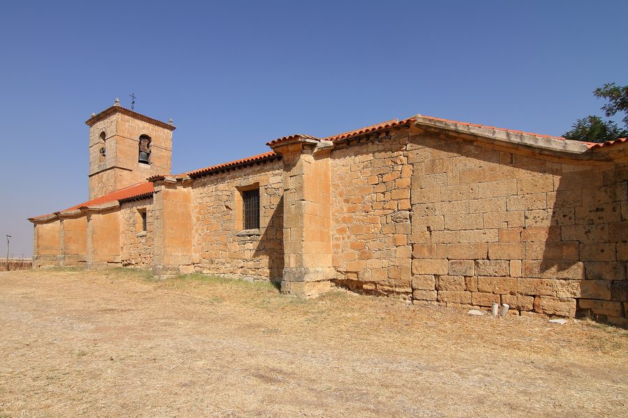 Iglesia de Pedrosillo el Ralo, fachada posterior con contrafuertes