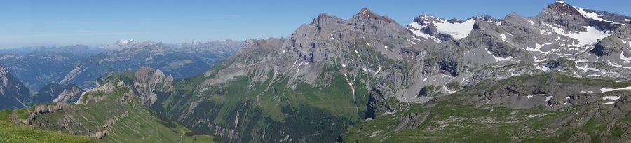 Panorama vom Chaiserstuel über das Grosstal oberhalb von Isenthal mit dem Uri Rotstock in den Urner Alpen
