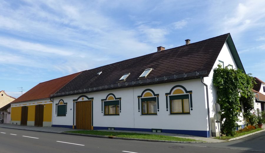 Traditionelle Häuser an der Hauptstraße in Rudersdorf, Südburgenland