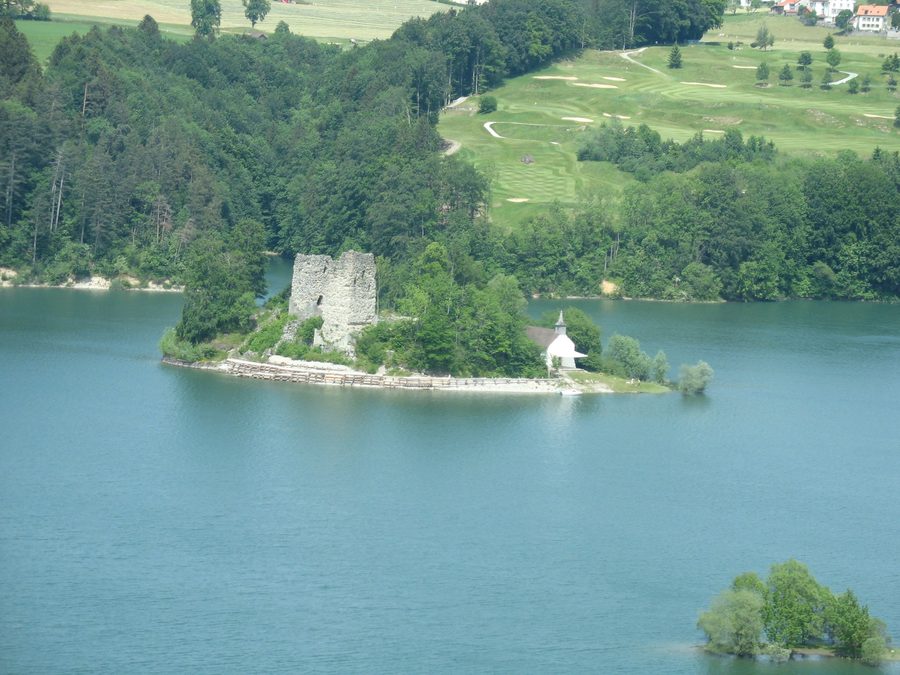 Île d’Ogoz mit mittelalterlichen Türmen und Kapelle im Lac de la Gruyère