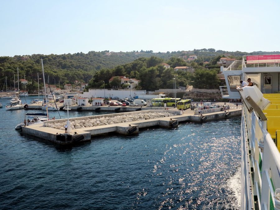 Rogač auf Šolta mit Fähranleger und gelben Bussen am Hafen