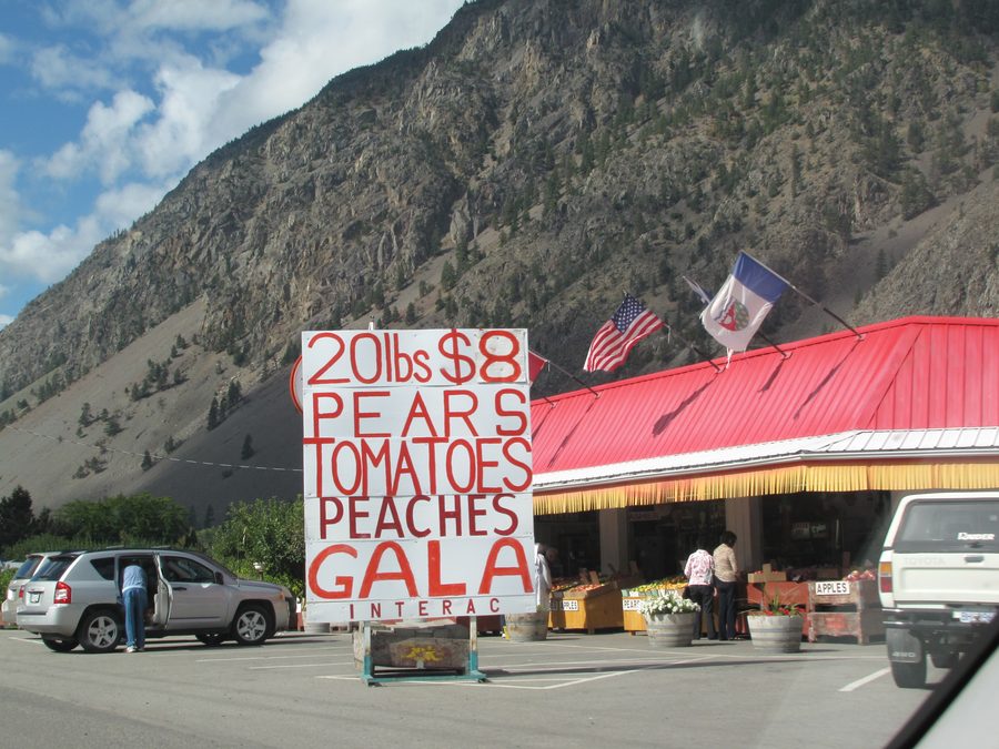 Obststand in Keremeos mit regionalen Erzeugnissen