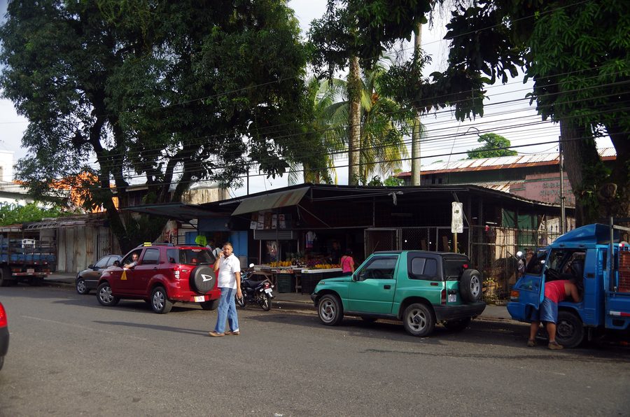 Straßenszene an der Avenida am Markt in Limón, Costa Rica