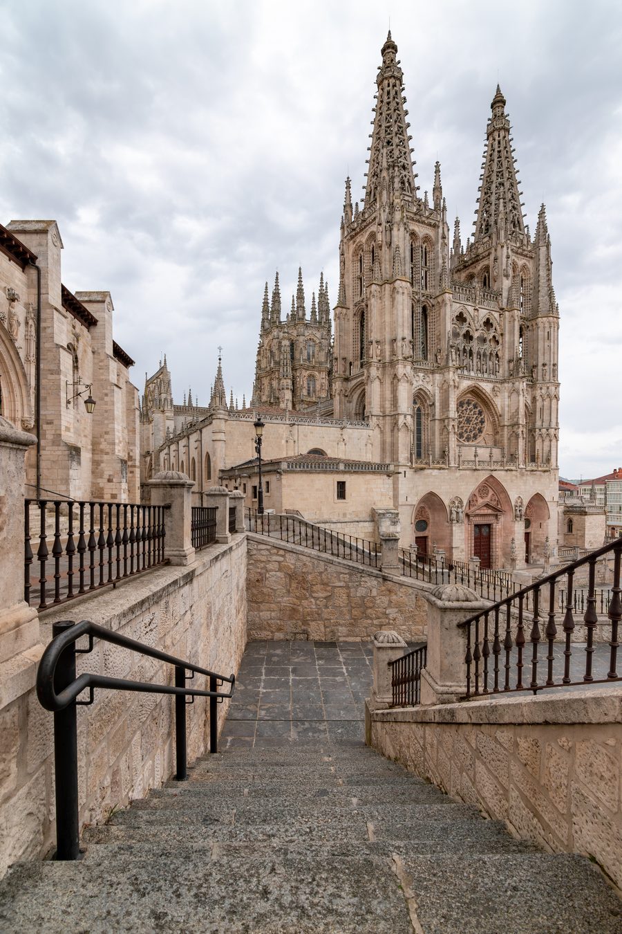 Treppe zur Kathedrale von Burgos in Kastilien-León
