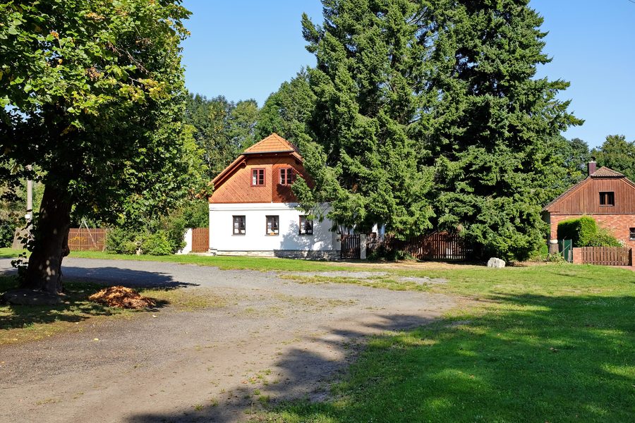 Dorfhäuser am Dorfplatz von Mnichov im Okres Domažlice
