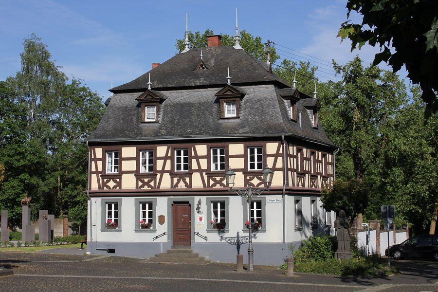 Rathaus von Bassenheim am Walpotplatz