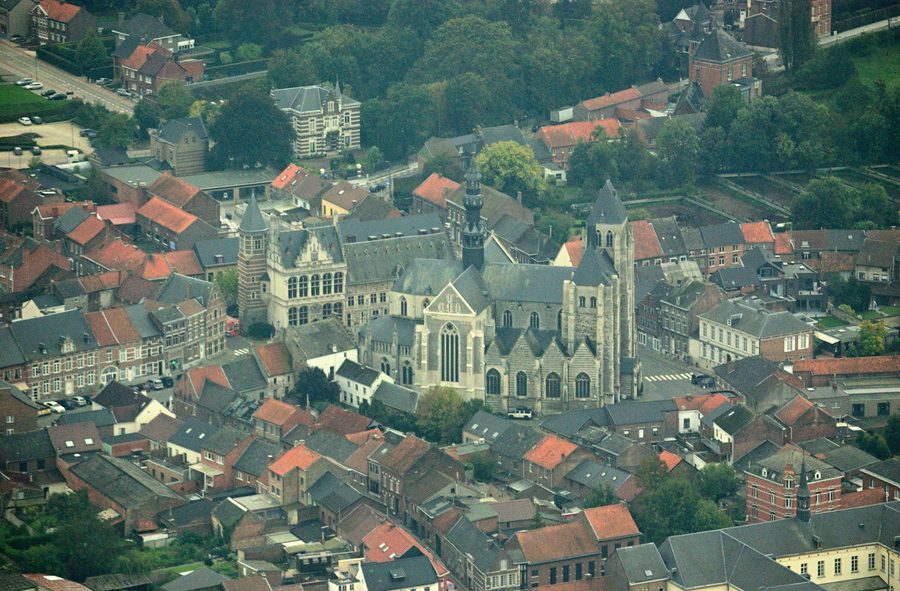Luftaufnahme des Zentrums von Zoutleeuw mit Rathaus und Sint-Leonarduskerk