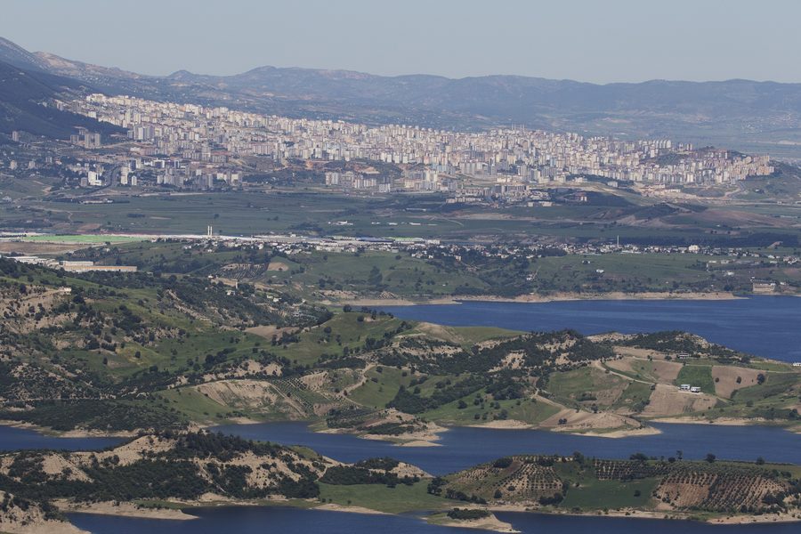 Blick auf das Stadtzentrum von Kahramanmaraş und den Sir-Stausee