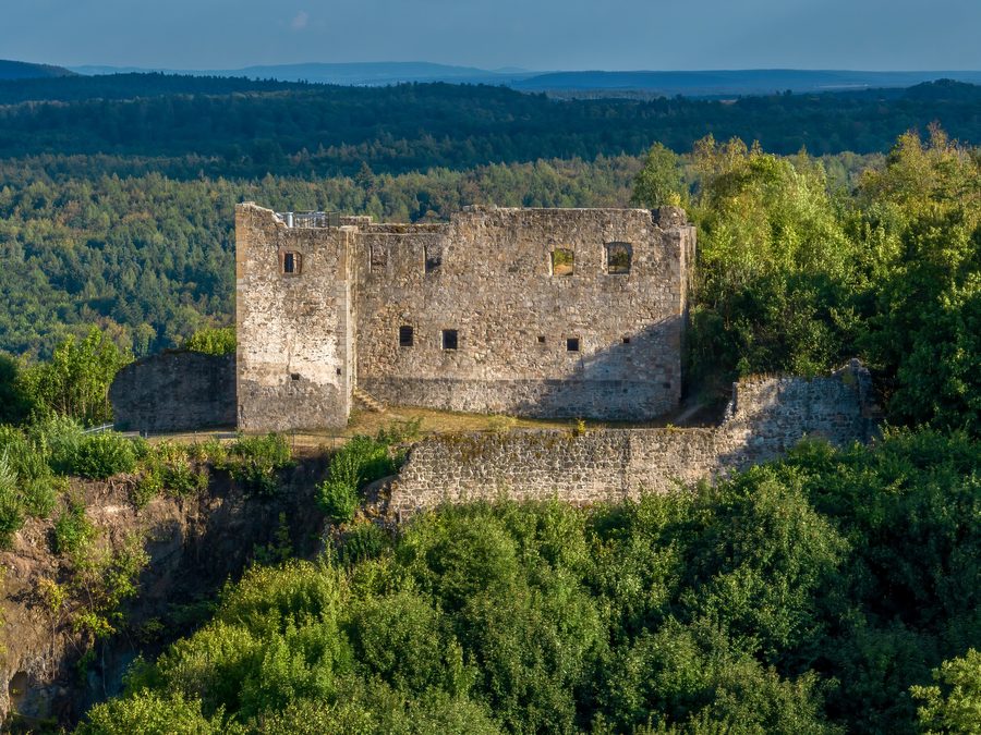 Luftaufnahme der Burgruine Weißenbrunn bei Bramberg in den Haßbergen