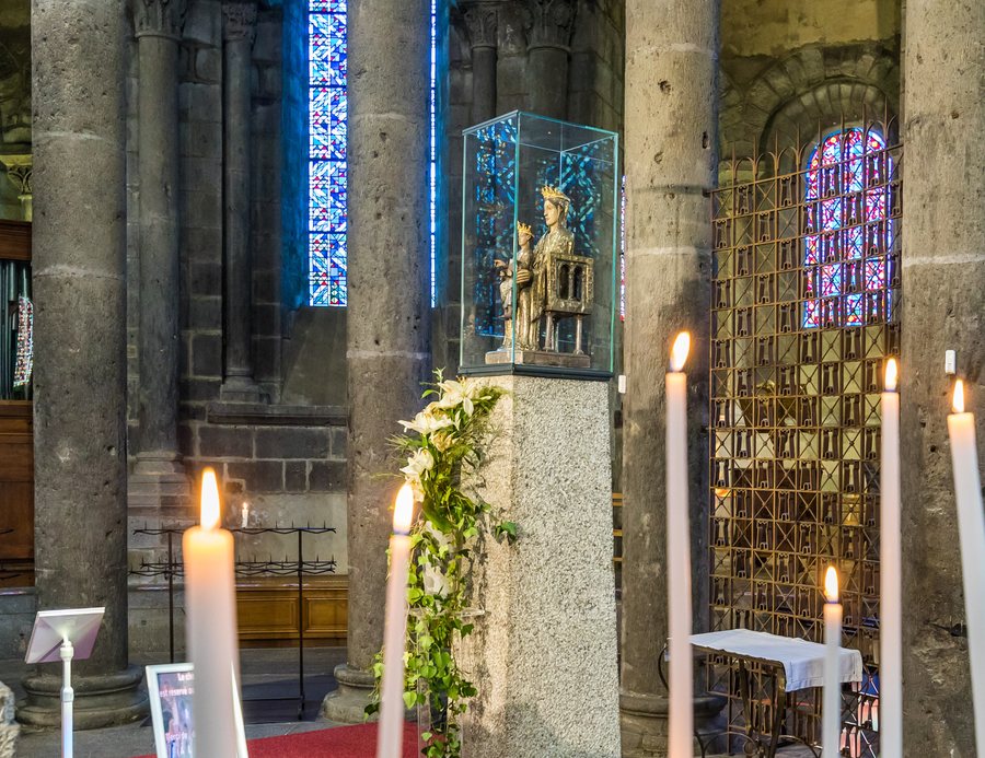 File:Vierge en majesté, Basilique Notre-Dame d'Orcival, Puy-de-Dôme, France-2848.jpg