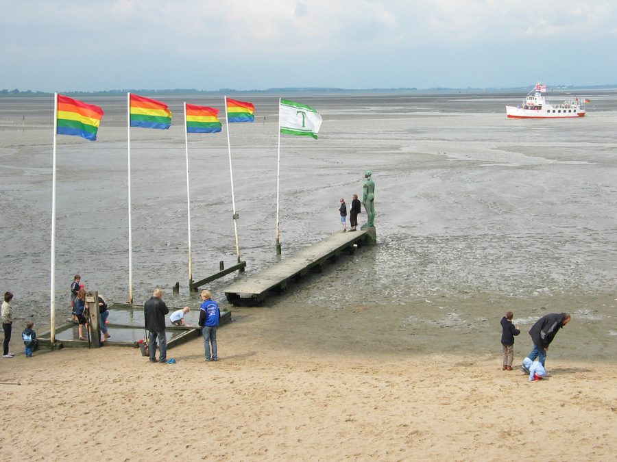 Strand in Dangast mit Steg und den Schiffen Jade und Etta von Dangast.