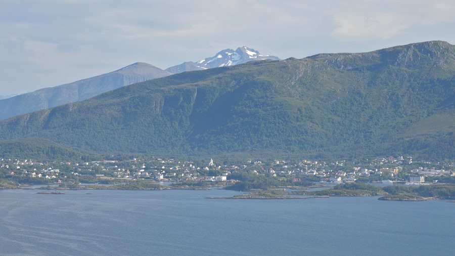 Langevåg auf Sula mit Küste und Bergen im Hintergrund