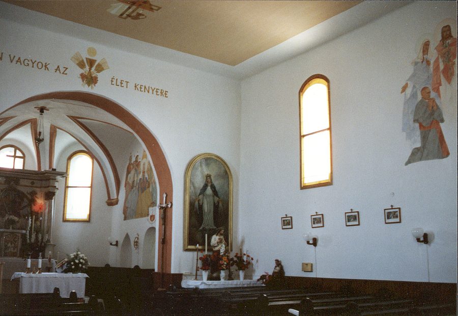 Innenraum der römisch-katholischen Dreifaltigkeitskirche in Levelek