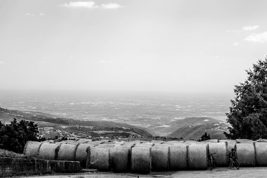 Panorama der Lessinia mit ländlicher Hochlandlandschaft und Wiesen