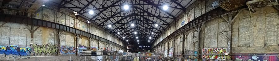 Panorama des Warehouse an den Carrie Blast Furnaces National Historic Landmark mit industrieller Stahlkonstruktion.