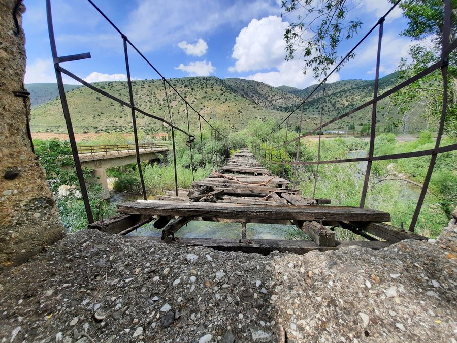 Alte Hängebrücke im Dorf Gençosman am Çoruh-Fluss bei Bayburt