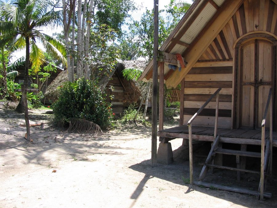 Regenwald und Dörfer in Suriname