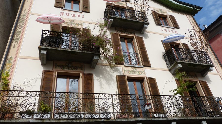 Traditionelles Haus im Dorf Russo im Onsernone-Tal