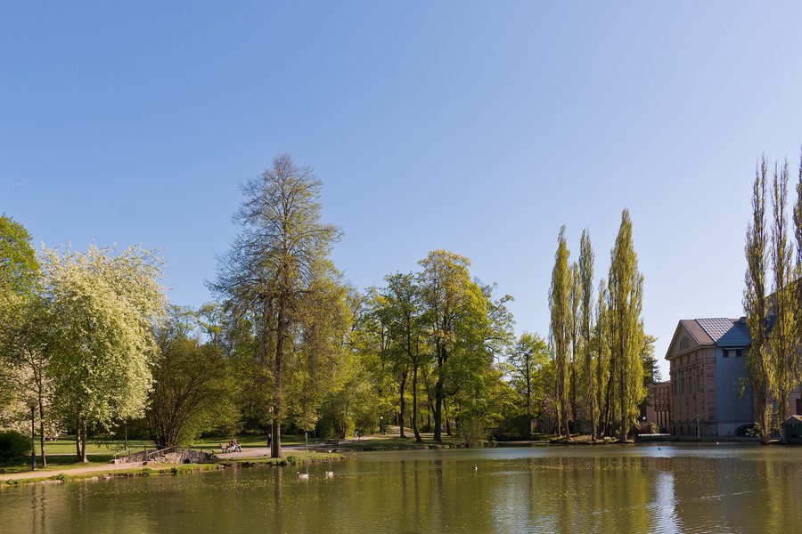 Blick auf den Eisteich im Englischen Garten in Meiningen