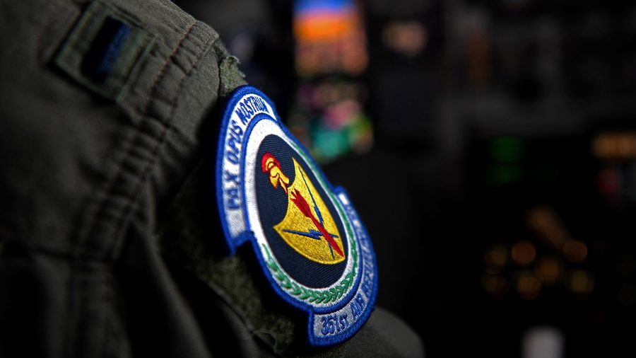 Ein Tankflugzeug der 100th Air Refueling Wing fliegt über Osteuropa.