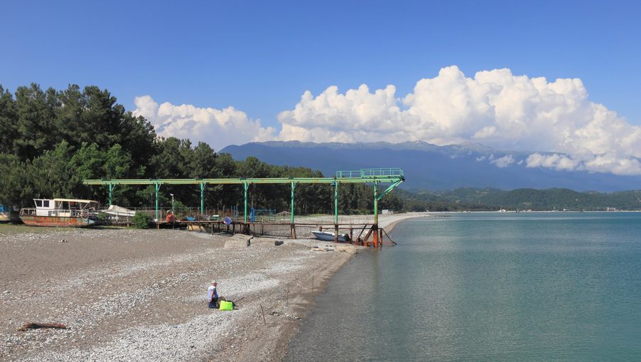 Strand von Pizunda an der Schwarzmeerküste