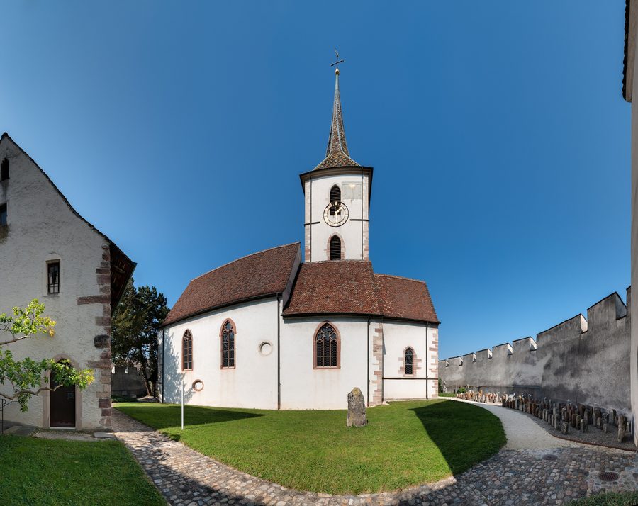 Befestigte Kirche St. Arbogast in Muttenz, von innerhalb der Ringmauer gesehen