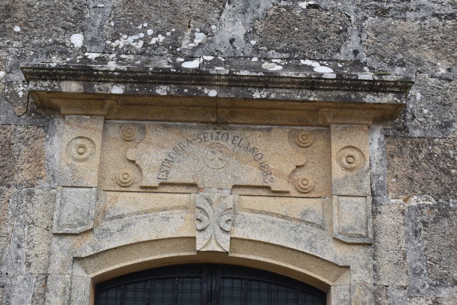 File:Capela da Nosa Señora de Lurdes de Lestedo, Boqueixón - lintel.jpg